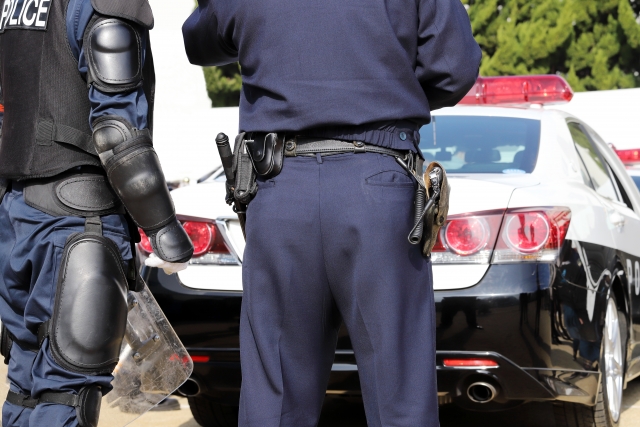 警察官など安全を守る業務には防刃繊維を使った服やベスト（チョッキ）が必須